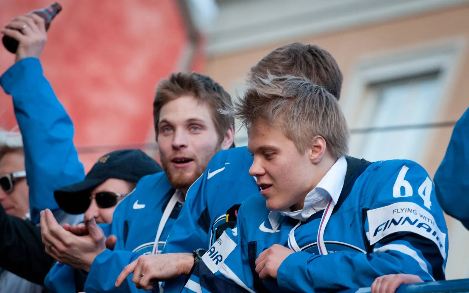 Mikael Granlund ja Teemu Lassila MM-kultajuhlissa Helsingissä 16.5.2011. Kuva: Tuomas Puikkonen / Wikimedia Commons, CC BY 2.0