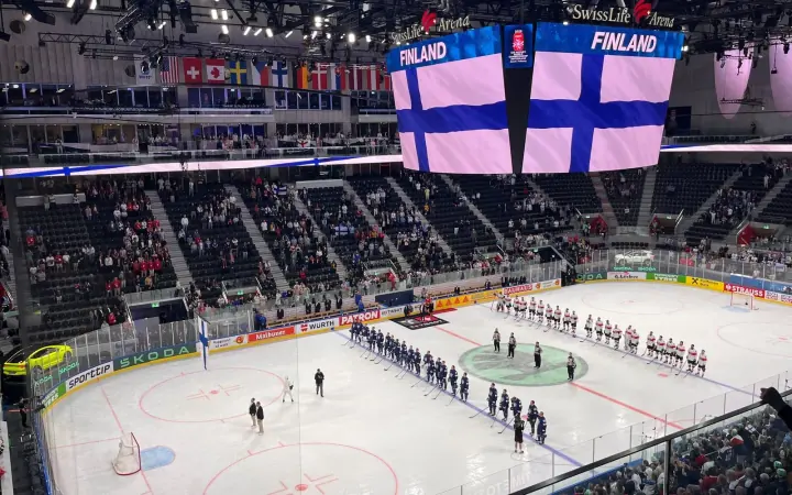 Leijonat rivissä jäähallissa ennen MM-ottelua