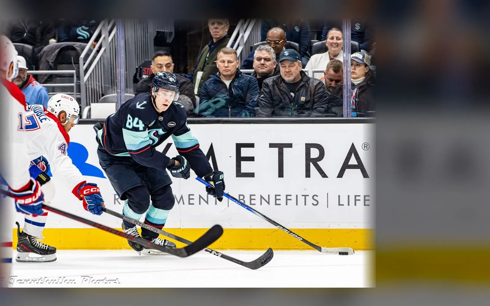 Vuoden 2019 nuorten MM-finaalin ratkaisija Kaapo Kakko NHL-ottelussa 2025. Kuva: Jenn G / Wikimedia Commons, CC BY-SA 2.0