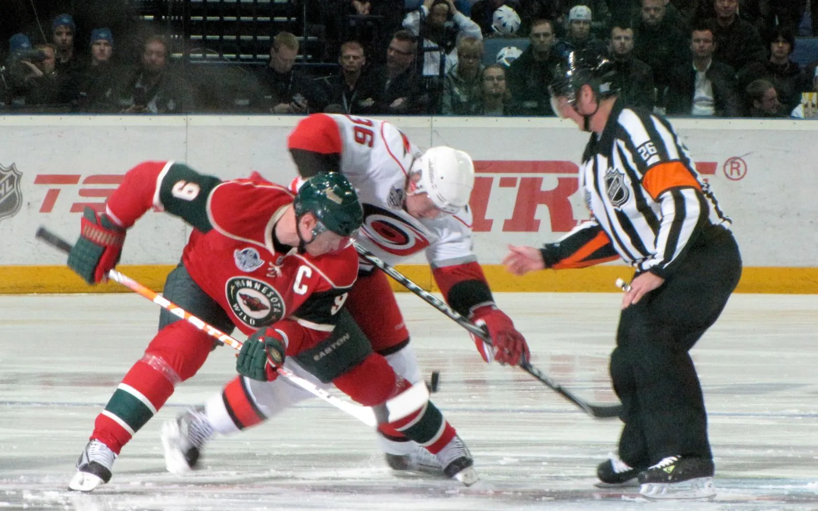 NHL-kauden 2010–11 avausaloitus Helsingissä: Mikko Koivu (Minnesota Wild) vastaan Carolina Hurricanes 7.10.2010. Kuva: Saruwine / Wikimedia Commons, CC BY-SA 3.0